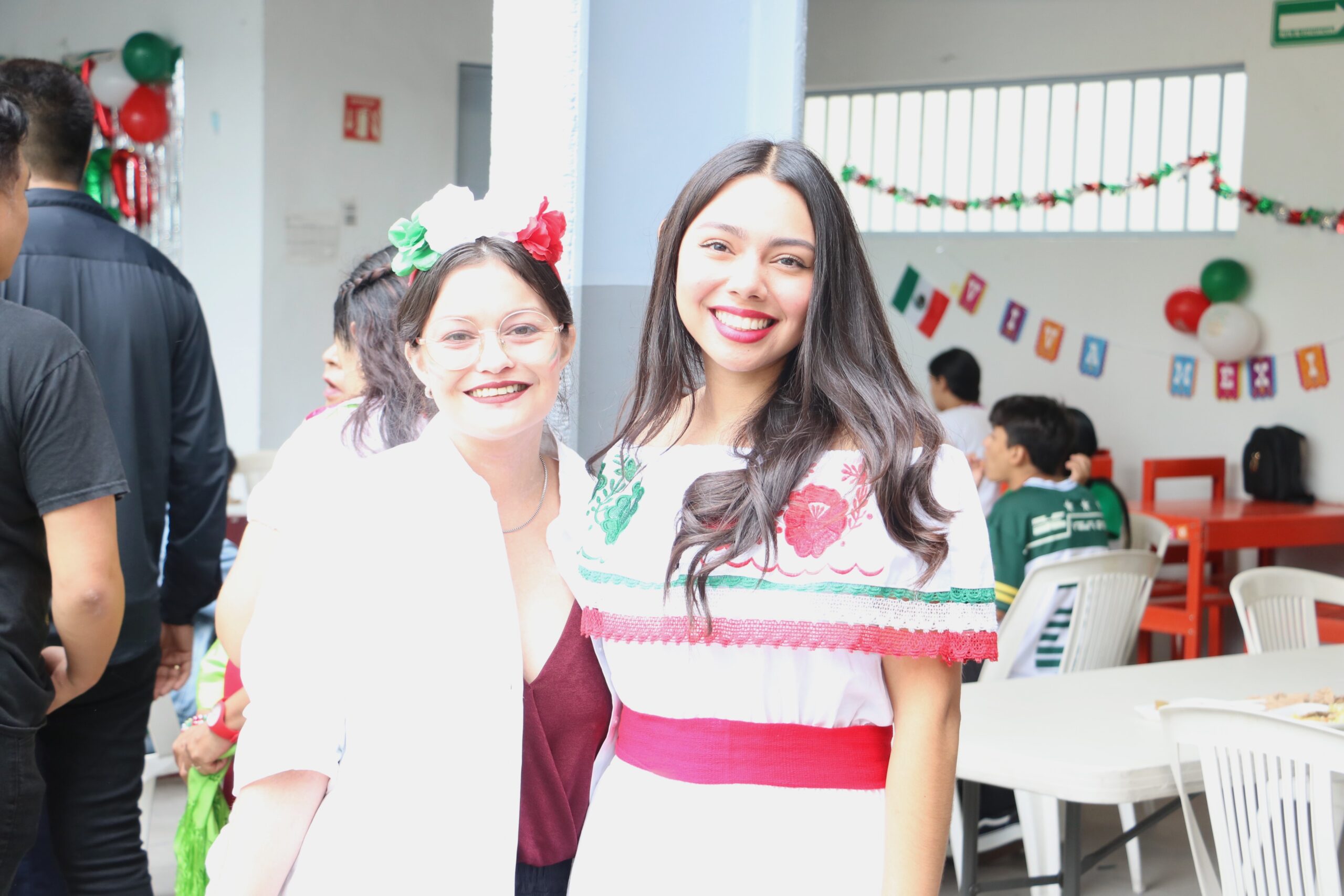 Maestras del Instituto AMOR vestidas con trajes típicos mexicanos en fiesta mexicana.