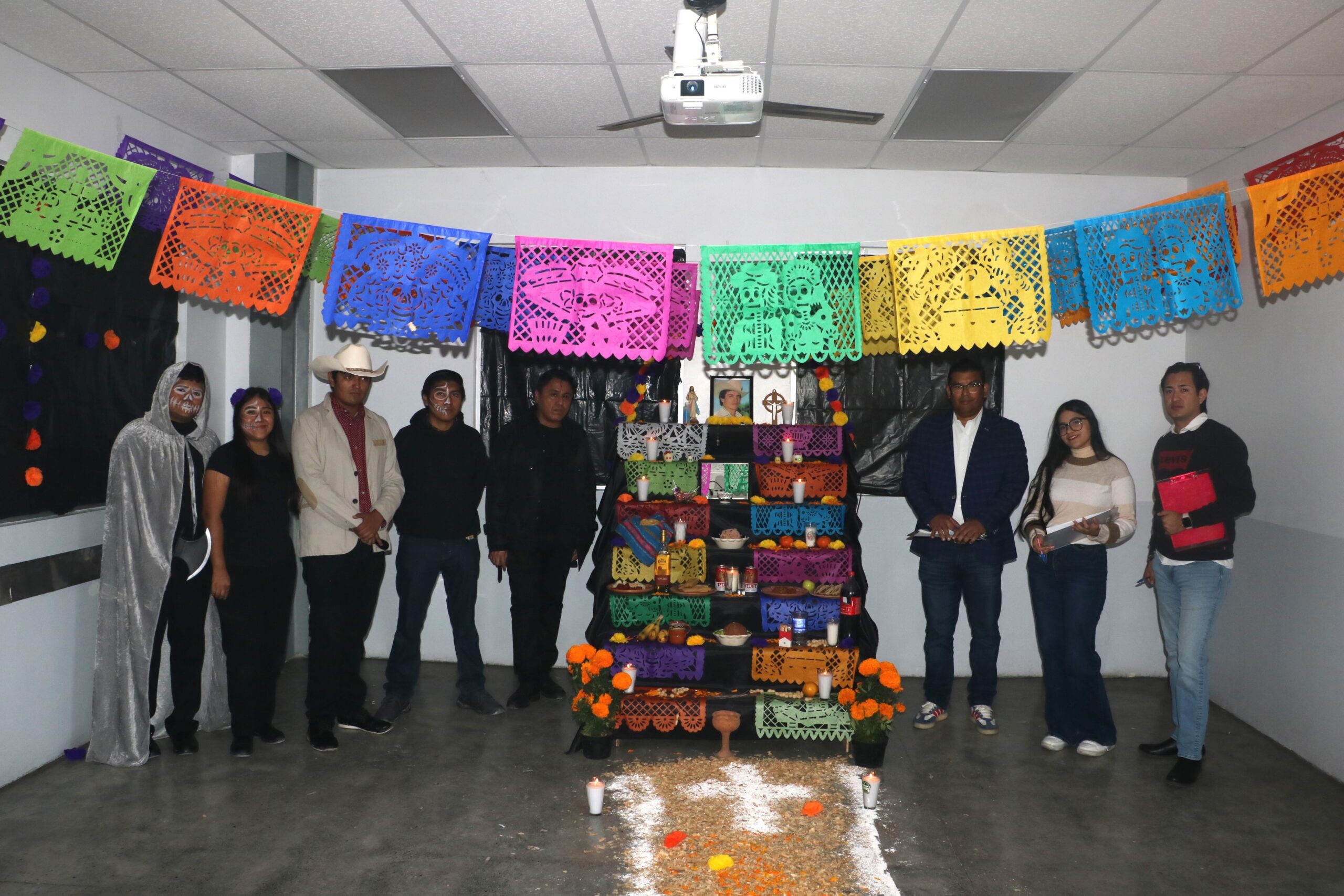 Grupo de licenciatura ganador con su altar en el concurso de altares 2025 en Instituto AMOR.