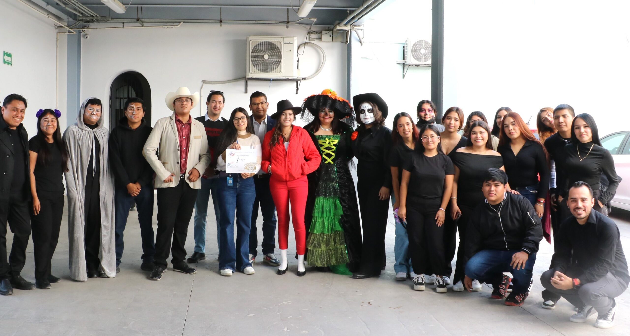 Grupo de bachillerato con enfermería y licenciatura en enfermería ganadores del concurso de altares 2025.