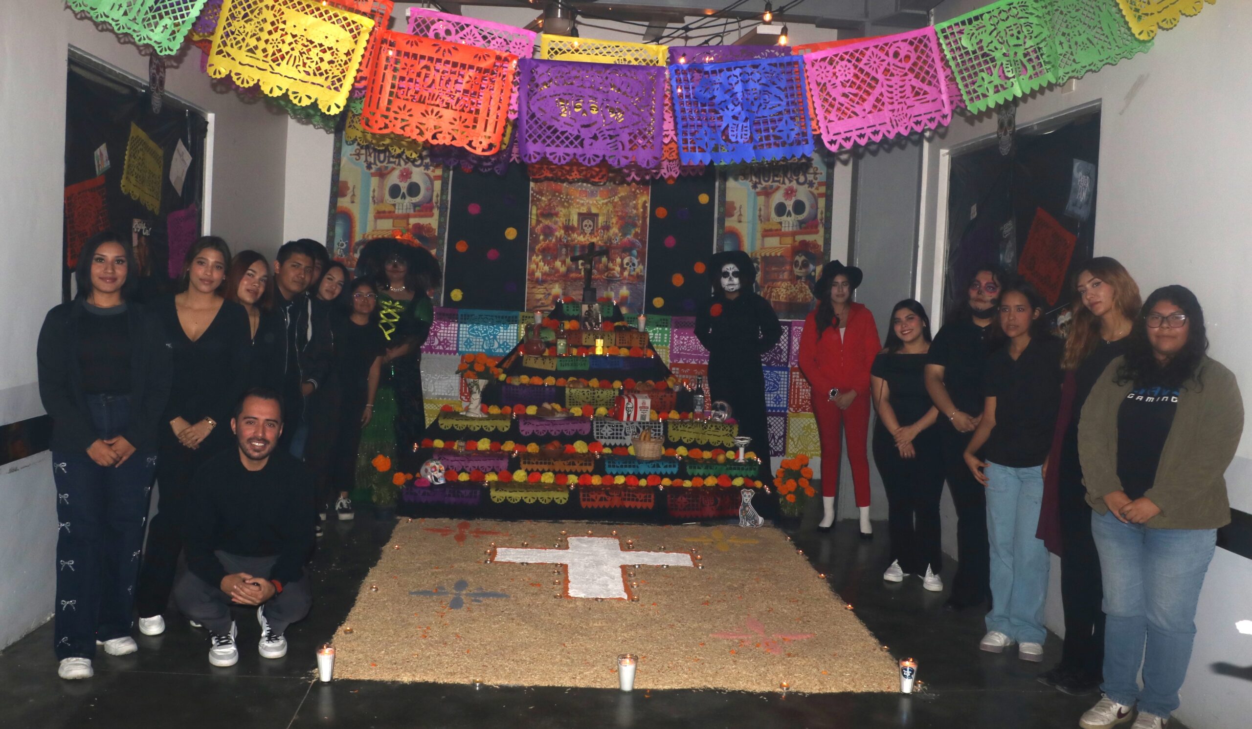 Grupo de bachillerato ganador con su altar por el concurso de altares del Instituto AMOR 2025.