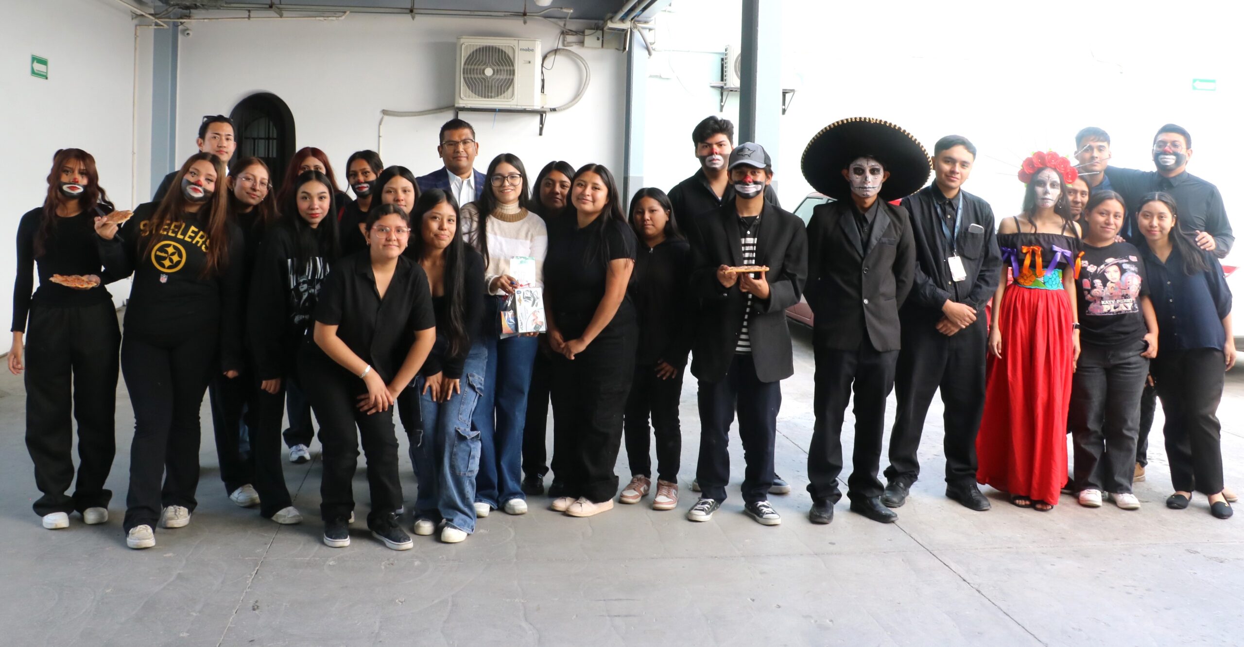 Grupo de bachillerato con enfermería y licenciatura en enfermería tras el concurso de altares 2025 en el instituto.