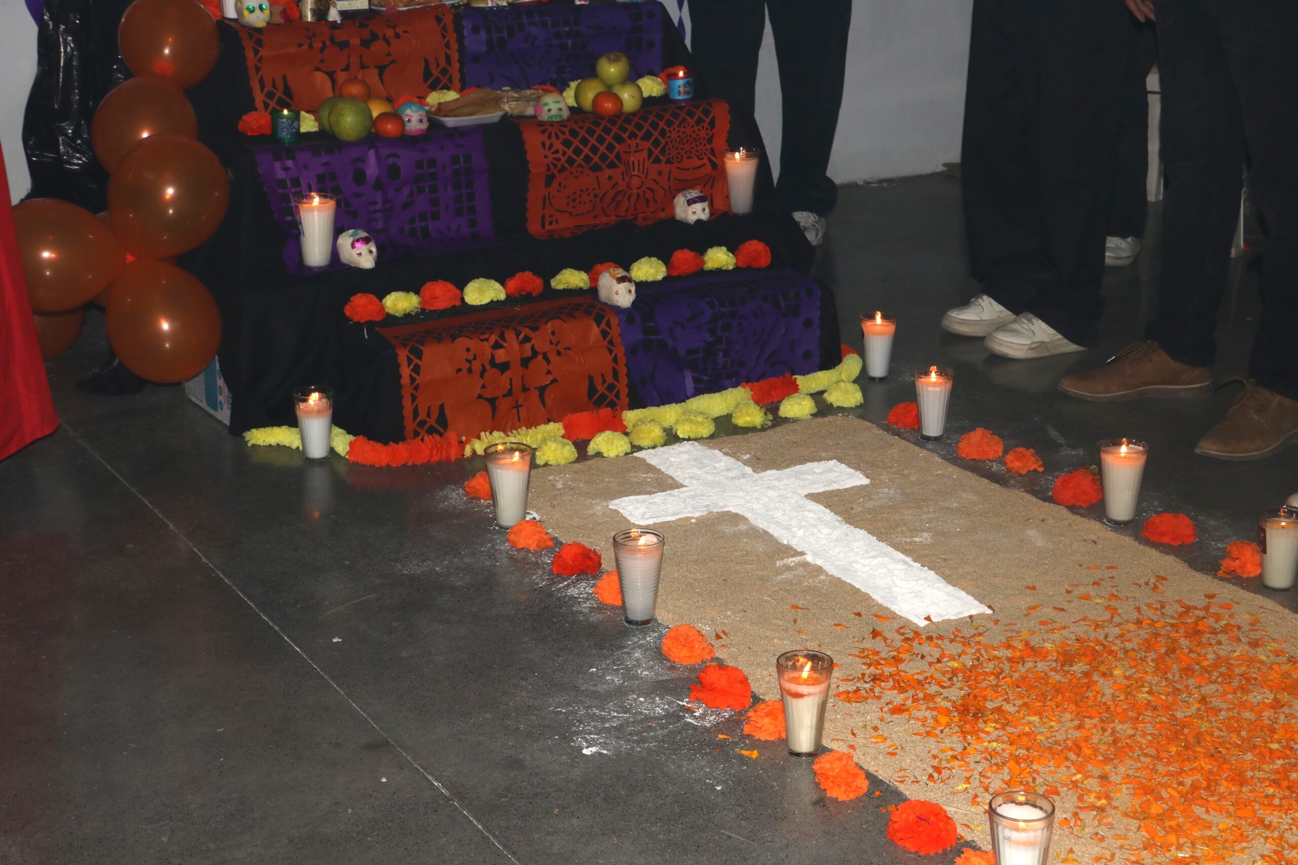 Imagen de altar de muertos decorado en el concurso de altares del Instituto AMOR 2025