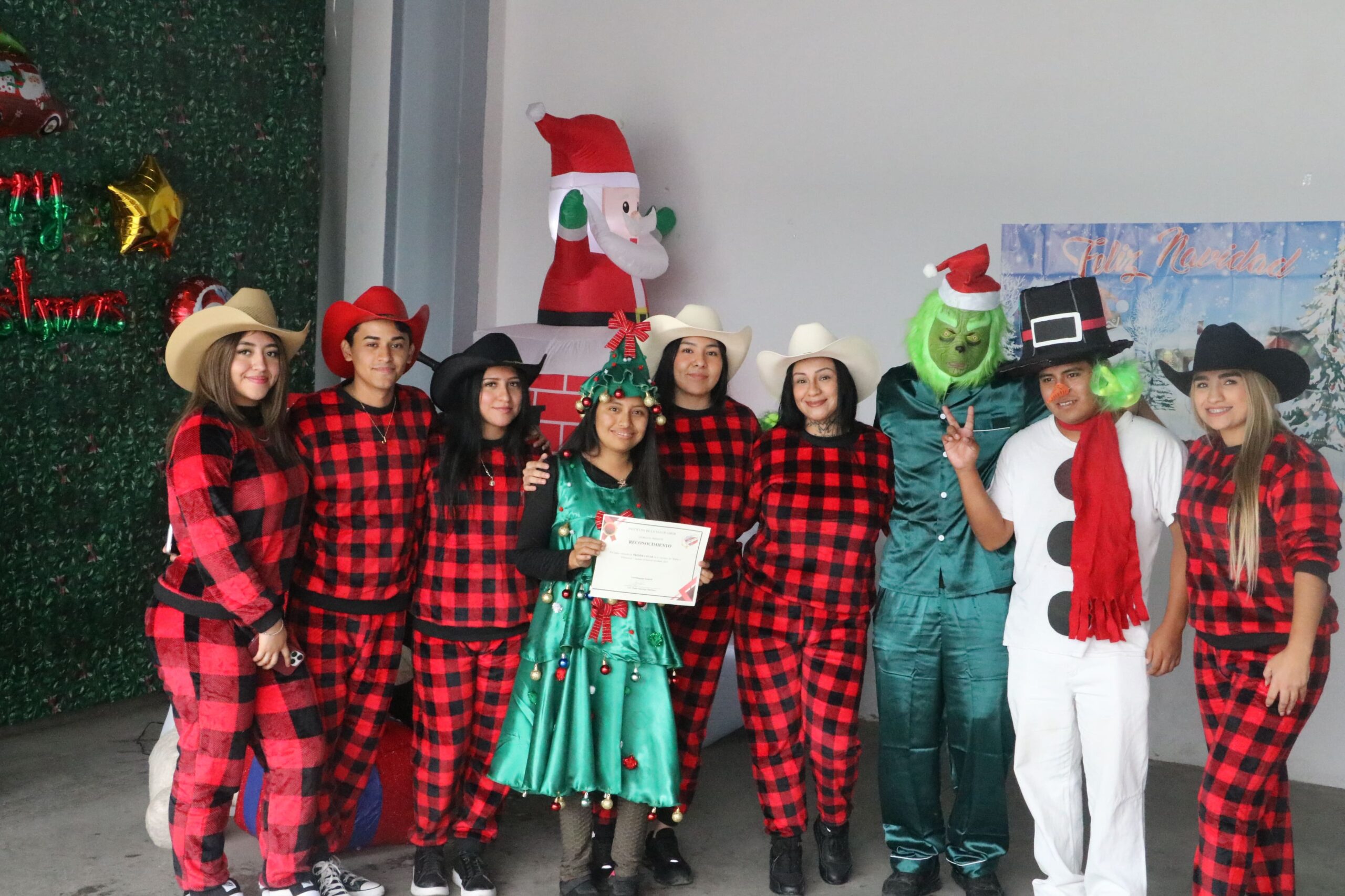 Grupo de tercero de licenciatura ganador del concurso de baile de festival navideño en Instituto AMOR