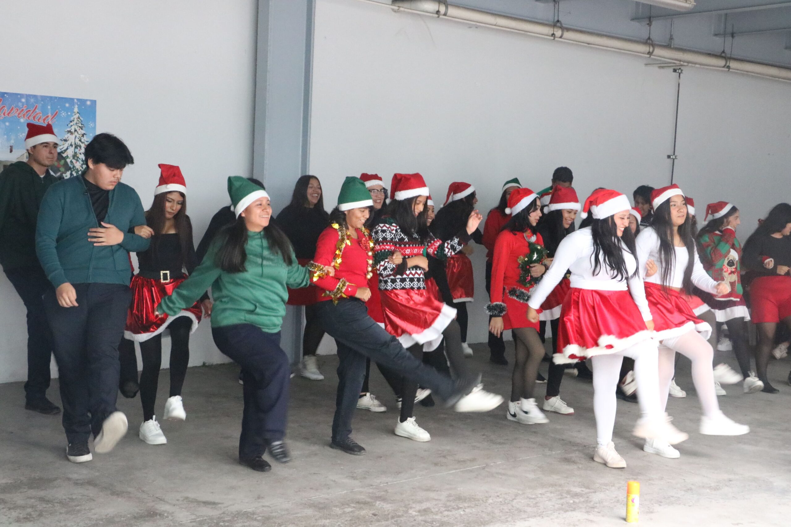 Estudiantes de bachillerato bailando en festival navideño como parte del concurso de baile