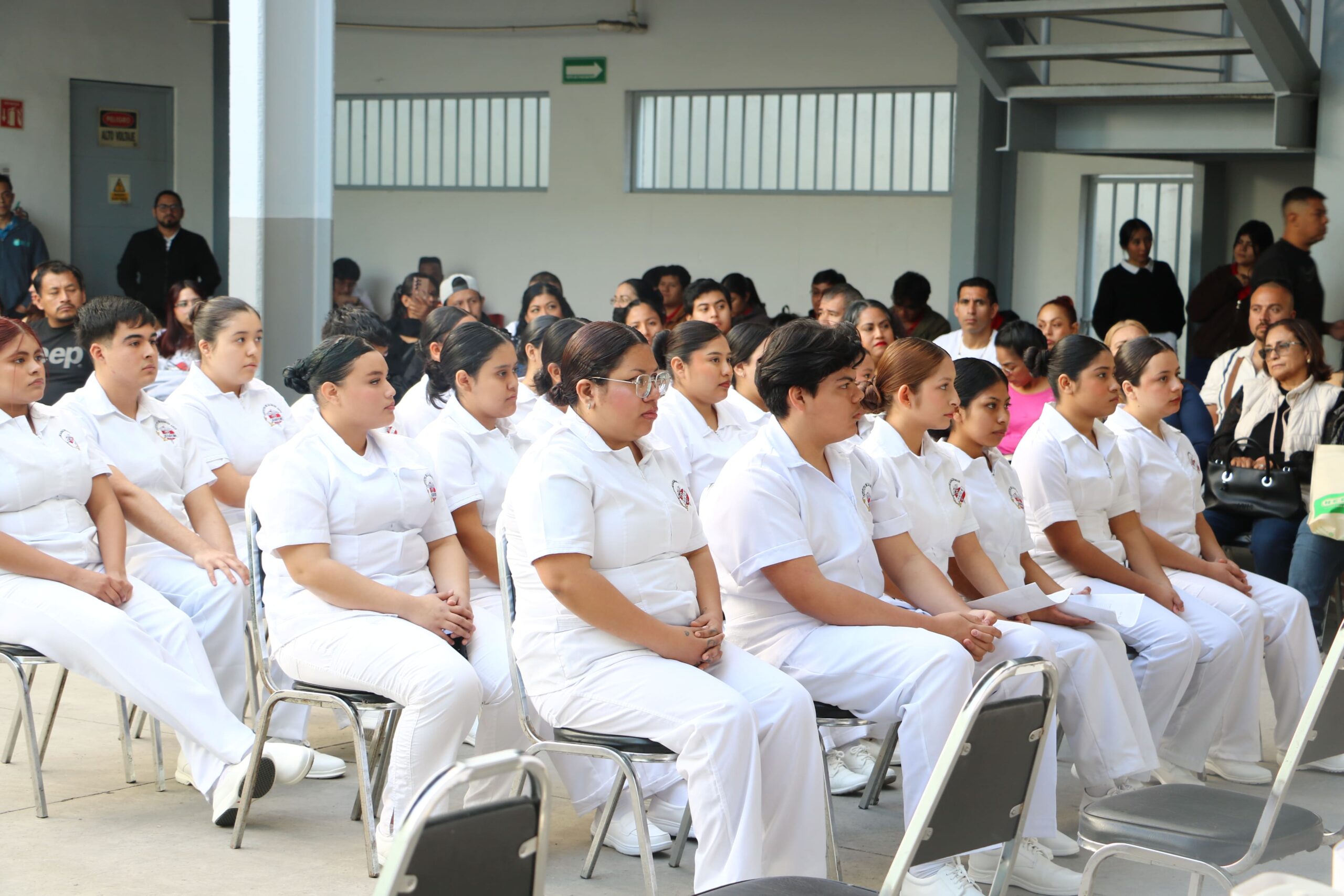 Alumnos del Instituto AMOR, una escuela de enfermería en Monterrey, durante la ceremonia de imposición de cofias, un evento muy importante dentro de la enfermería.